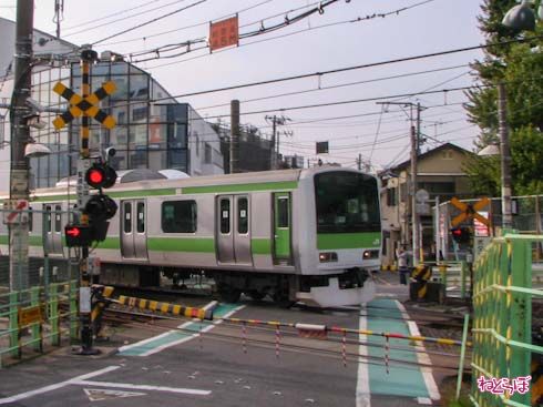 海外 鉄道 ベトナム ハノイ 踏切 開かずの踏切 バイク 名鉄