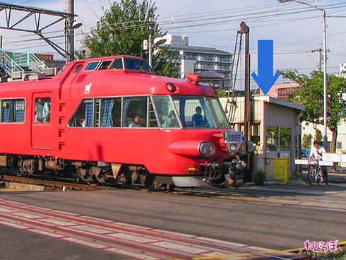 海外 鉄道 ベトナム ハノイ 踏切 開かずの踏切 バイク 名鉄