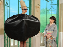 【9年前の今頃は？】ガガVS徹子　「徹子の部屋」に出演したレディー・ガガ、たまねぎドレス＆髪からアメで先手を仕掛ける | ねとらぼ
