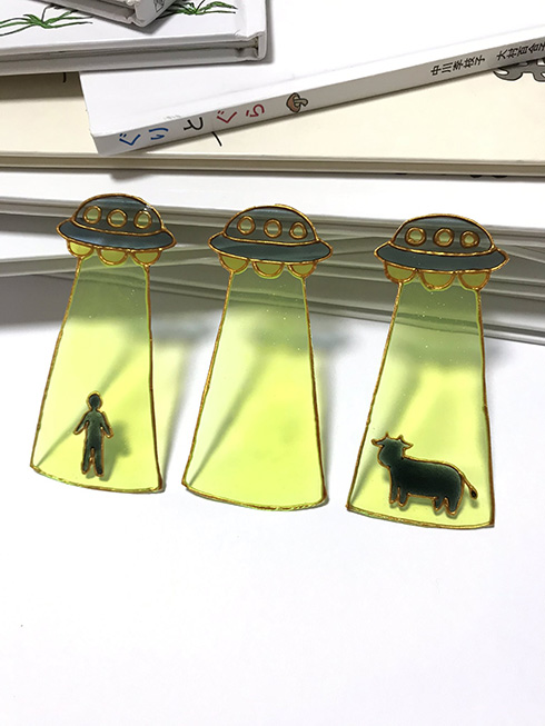 気をつけないと物語が台無しに！　UFO型ステンドグラス風しおりが創造力を刺激する