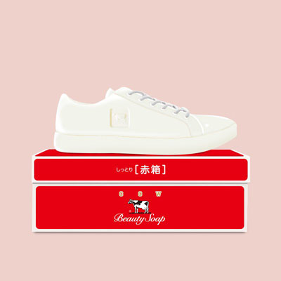 架空のスニーカー