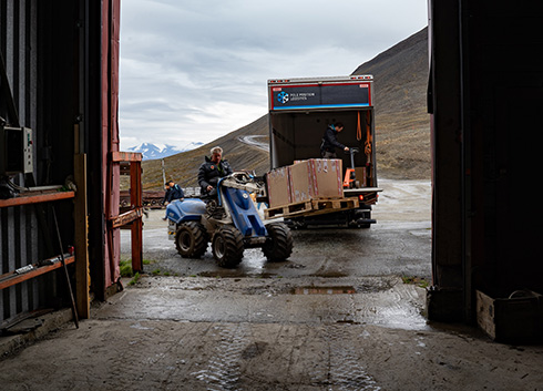 GitHubが1000年先を見通したコード保管を開始　北極圏の永久凍土深さ250メートルにあるアーカイブ施設