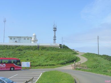 村道の上には灯台があります