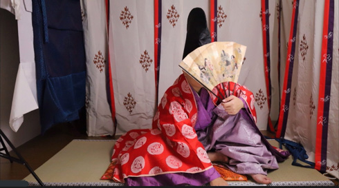 赤い装束を着た姿