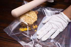 カップヌードルを棒で叩くところ