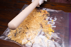 カップヌードルを棒で叩くところ