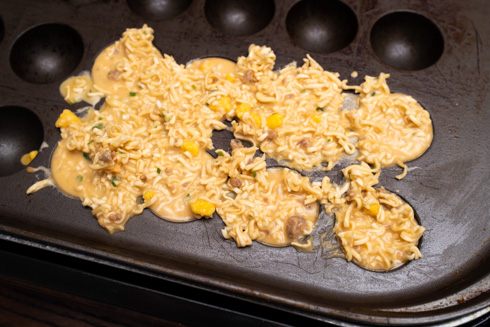 カップヌードルたこ焼を焼くところ