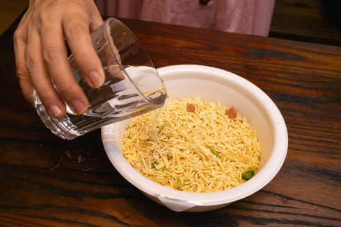 カップに水を入れるところ