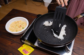 フライパンでごはんを炒める