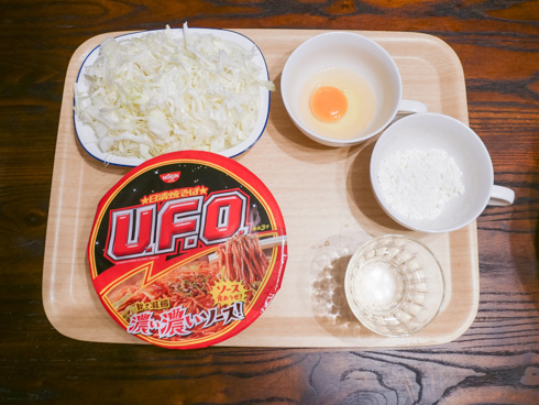 日清焼そばU.F.O.お好み焼きの材料