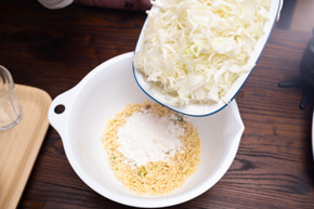 砕いたU.F.O.にキャベツを入れるところ