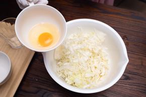 砕いたU.F.O.に卵を入れるところ