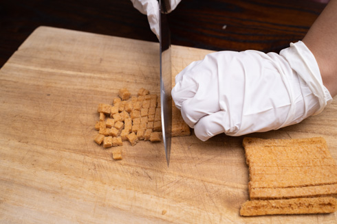 どん兵衛のあげを切るところ