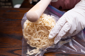 どん兵衛を砕くところ