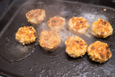 つくねに水を入れ蒸し焼きにするところ