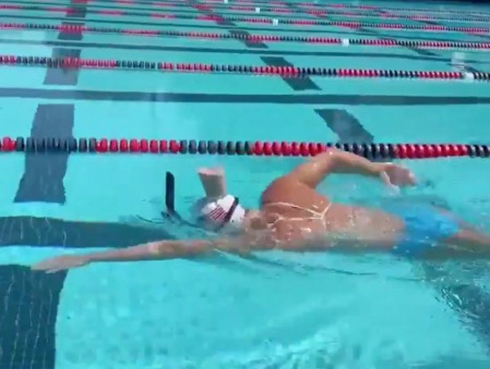 「信じられない」「とても愉快」　五輪の水泳選手が頭にミルクを乗せて泳ぎ切るチャレンジがすごい