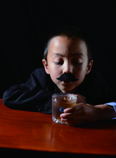 子どもがロックグラスでお茶を飲む様子