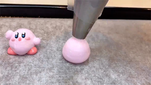 ピンクのメレンゲを絞り出す