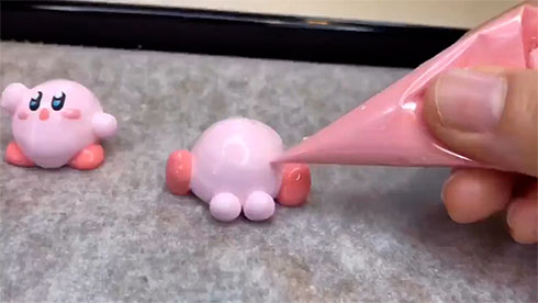 濃いピンクのメレンゲで足をつくる