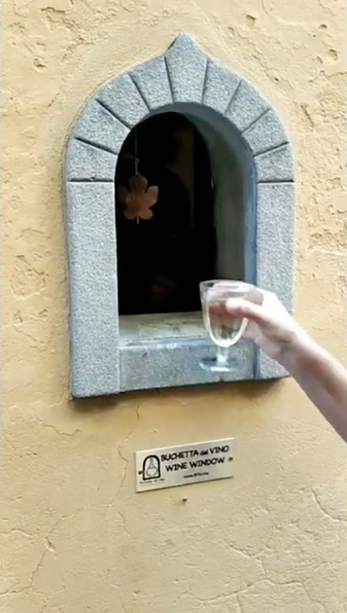 イタリアの伝染病対策「ワインの窓」が復活　およそ400年を経たリバイバル