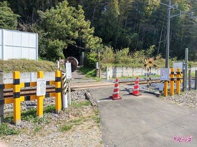 警報機も遮断機もない踏切「第4種踏切」