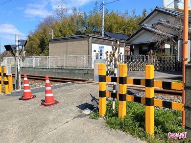 コンクリート柱を警戒色に塗っている