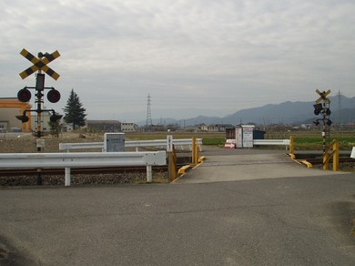 警報機のみで、遮断機のない「第3種踏切」