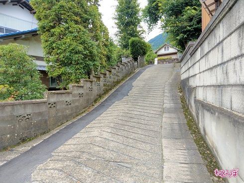 水平に積まれたブロックを見ると、その勾配の異様さがわかります