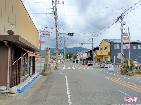 この交差点から険道が始まります