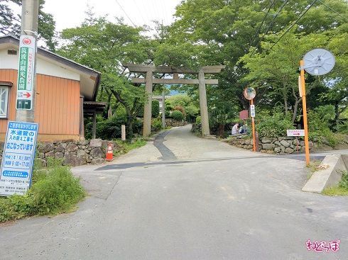 県道をまたぐ鳥居
