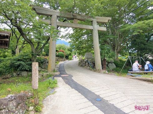 鳥居の向こうはさらなる急坂が