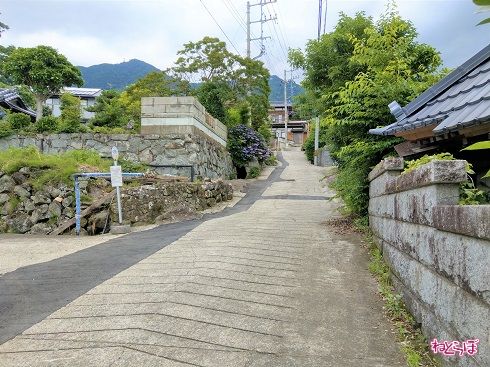 波打つ路面、スピードの出し過ぎは危険です