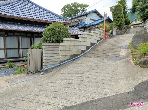 階段のようになっているコンクリートブロック塀