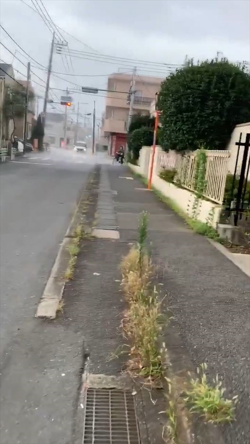 動画「豪雨と普通の空間の境目」がすごい！　「ラピュタの竜の巣と、紅の豚を混ぜたみたいな景色」だと話題に