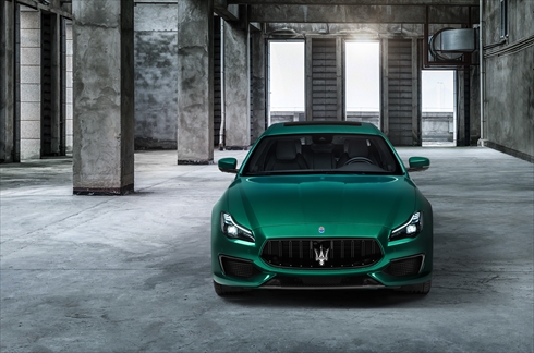 マセラティ「クアトロポルテ トロフェオ」