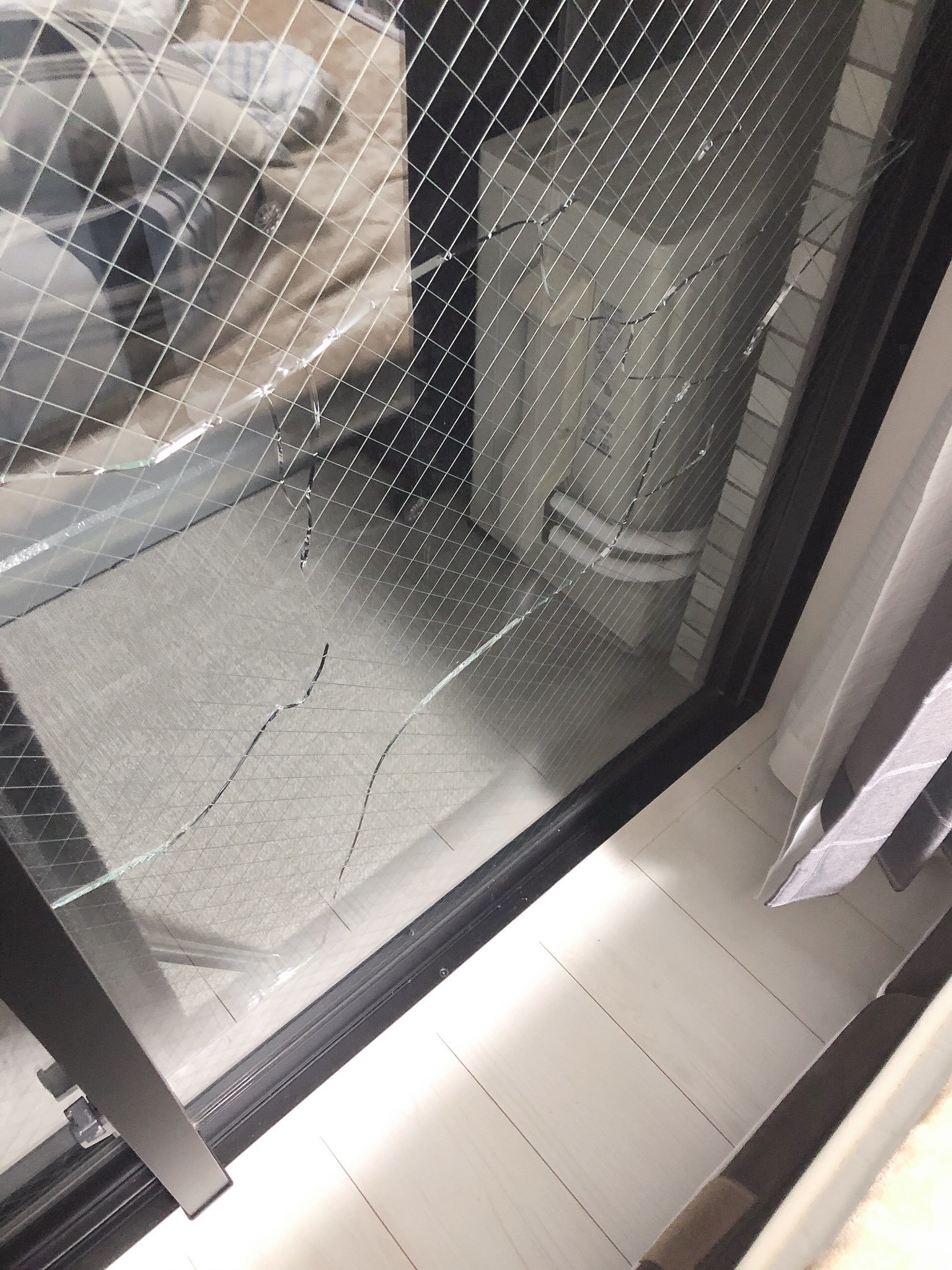 「猛暑でエアコン付けたら窓が割れた」　ガラスの“熱割れ”はなぜ起こる？　気を付けたい点は？　ガラスメーカーに話を聞いた