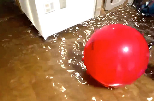 猛暑日だけど部屋の中は涼しそう！　ARで部屋に水を張ってみた動画がリアルですごい