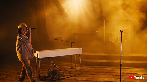 ビリー・アイリッシュ 犬 愛犬 保護犬 シャーク 民主党大会 大統領選 オバマ バイデン パフォーマンス