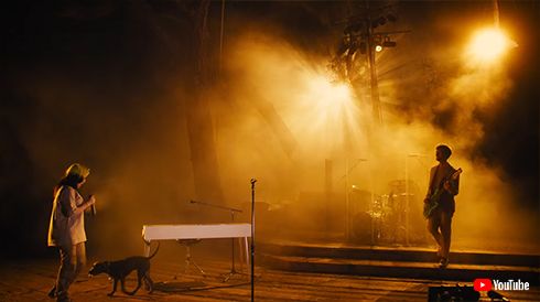 ビリー・アイリッシュ 犬 愛犬 保護犬 シャーク 民主党大会 大統領選 オバマ バイデン パフォーマンス