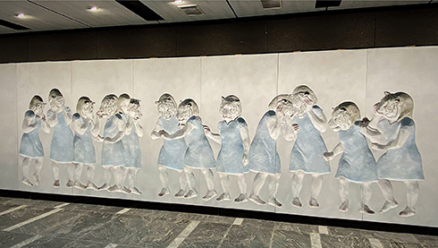 どこに立っても虎と目が合う　虎ノ門駅に設置されたレリーフ「白い虎が見ている」の視線がすごい