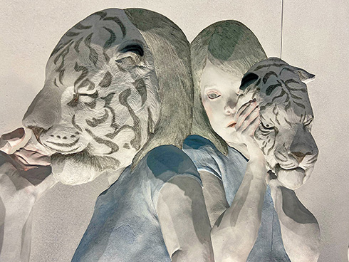 どこに立っても虎と目が合う　虎ノ門駅に設置されたレリーフ「白い虎が見ている」の視線がすごい