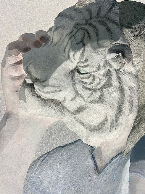 どこに立っても虎と目が合う　虎ノ門駅に設置されたレリーフ「白い虎が見ている」の視線がすごい