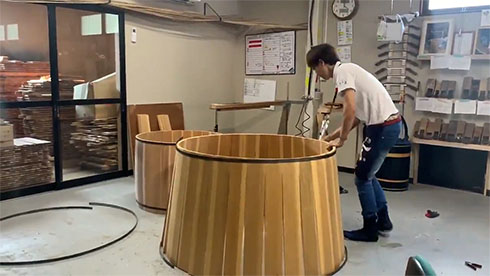 たがを右側から金槌で叩いている様子