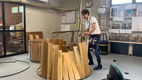 たがを外して桶が崩壊する様子