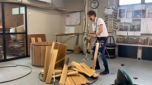 たがを外して、木板が倒れた様子