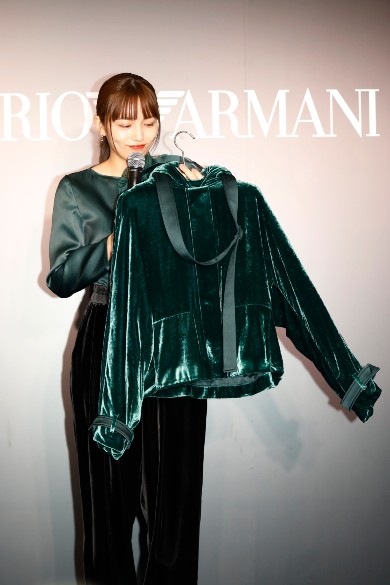 川口春奈 エンポリオ アルマーニ