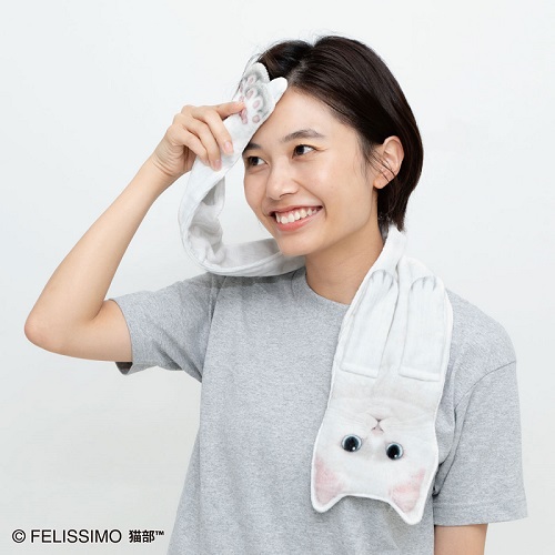 長い白猫タオル