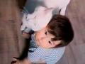 赤ちゃんが大好きすぎる白猫　「かわいいニャ〜」と全身ですりすりする様子から愛があふれている