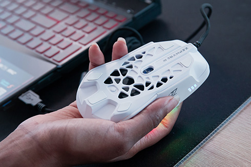 内蔵ファンで手汗を予防するゲーミングマウス　手の感触にこだわったZephyrがクラファンに登場