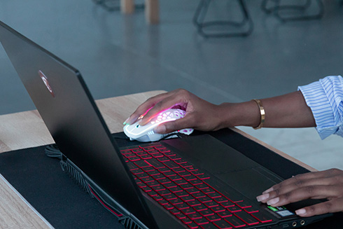 内蔵ファンで手汗を予防するゲーミングマウス　手の感触にこだわったZephyrがクラファンに登場